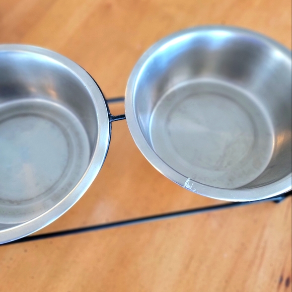 STAINLESS STEEL DOG BOWL SET IN ROD IRON FEEDER - Picture 4 of 4